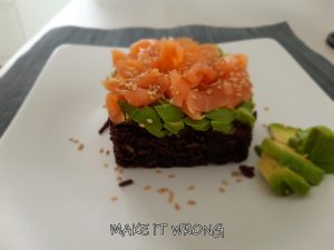 Riso venere con avocado e salmone affumicato