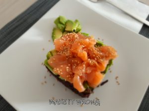 Riso venere con avocado e salmone affumicato