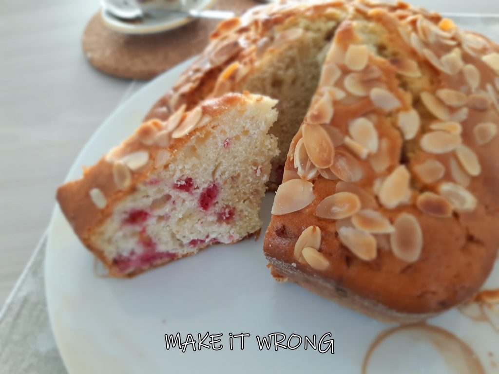 Torta ai lamponi e gocce di cioccolato bianco