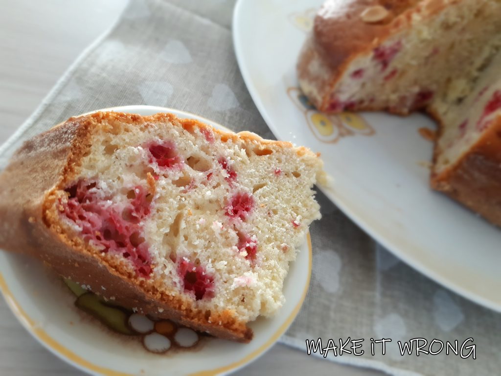 Torta ai lamponi e gocce di cioccolato bianco