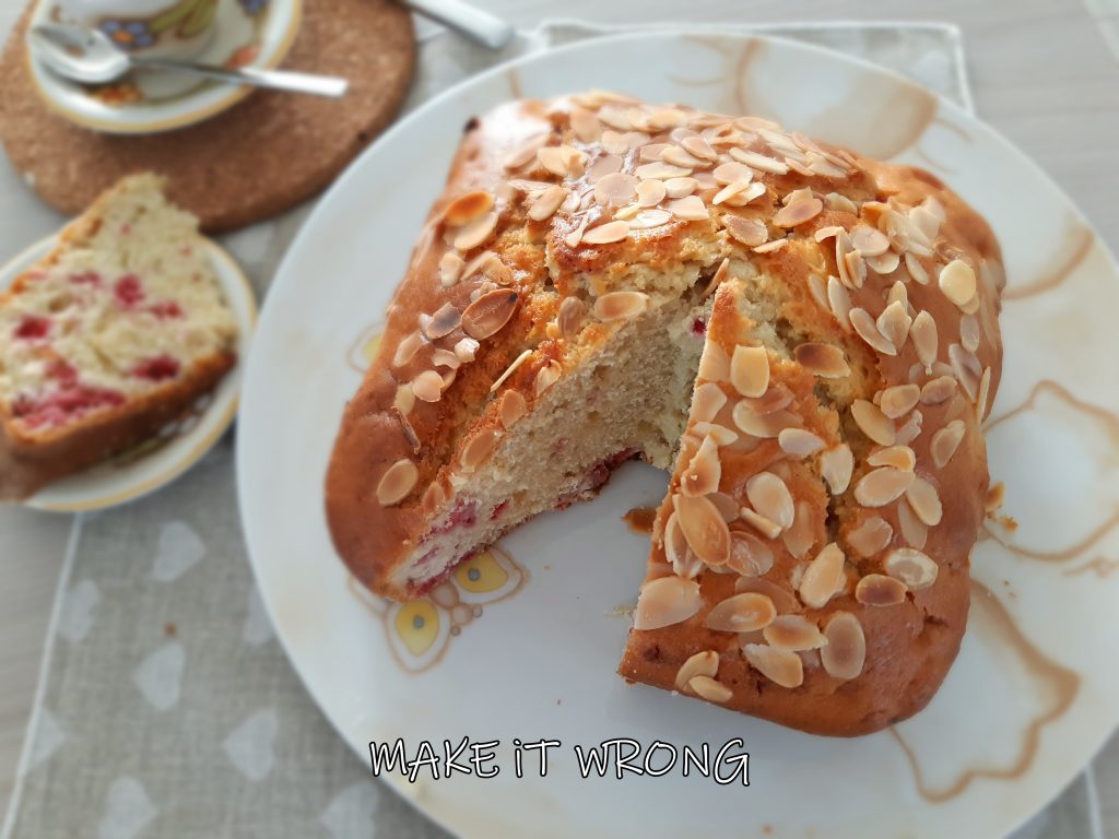 Torta ai lamponi e gocce di cioccolato bianco