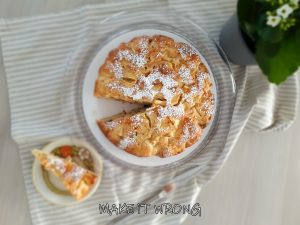 Torta con mele nell'impasto e gocce di cioccolato