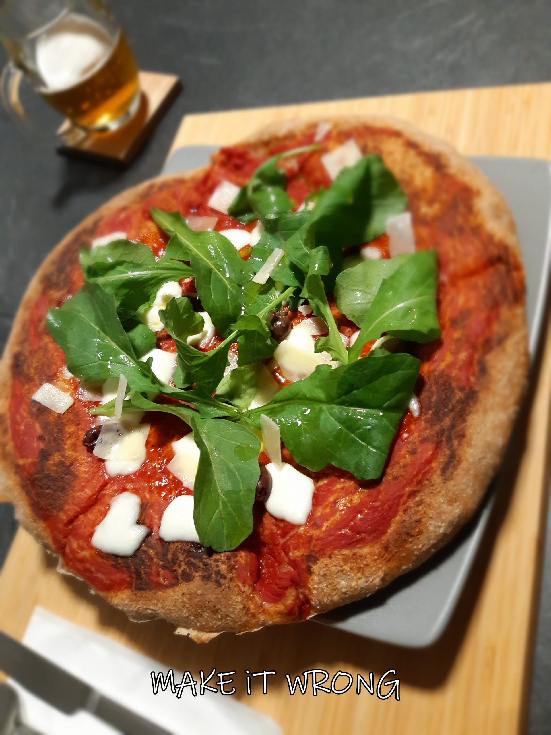 Pizza rucola e scaglie di grana