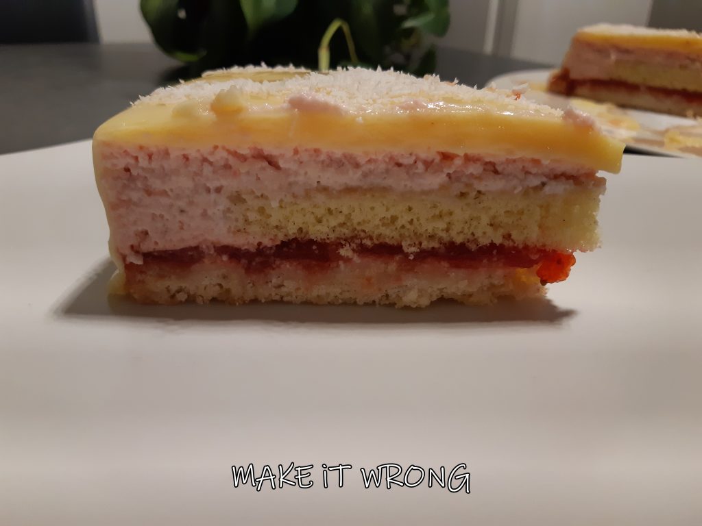 Torta moderna fragole cocco e vaniglia