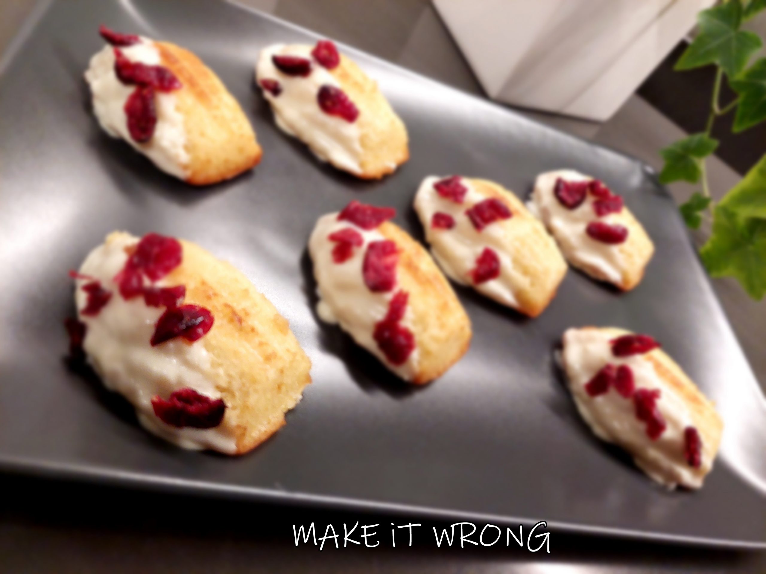 Maddleine con cioccolato bianco e frutti rossi • Scopri la ricetta Cake