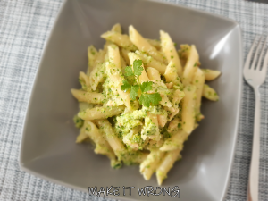 Pasta con pesto di zucchine e salmone