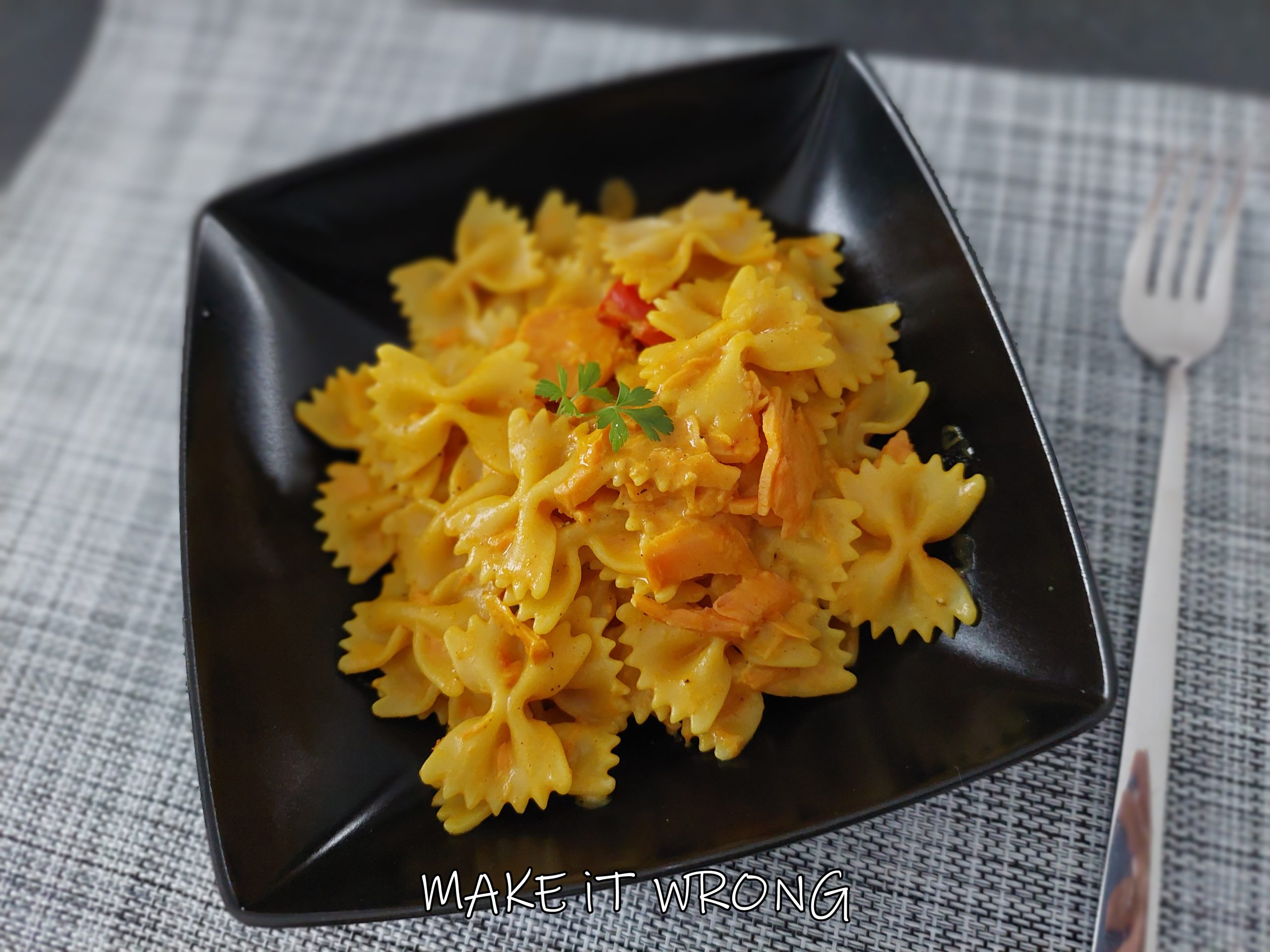 Pasta con salmone e curcuma