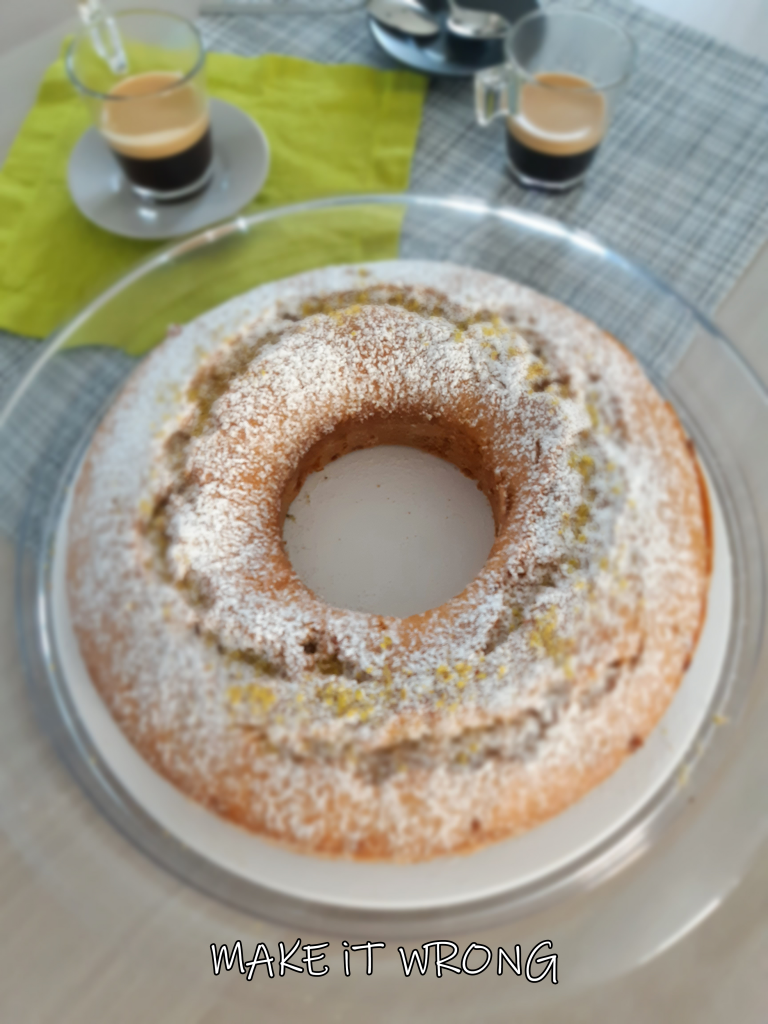 Torta al pistacchio e gocce di cioccolato bianco