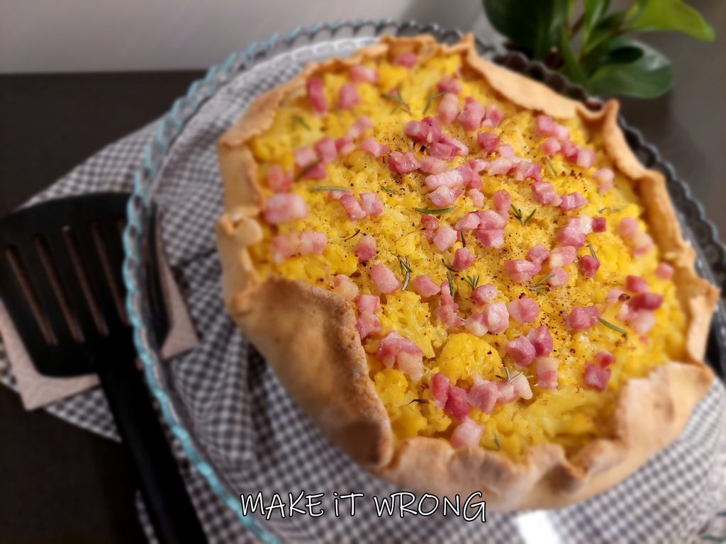 Torta salata con cavolfiore arancione e pancetta