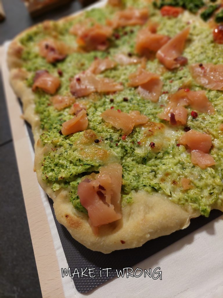 Pizza con pesto di zucchine e salmone