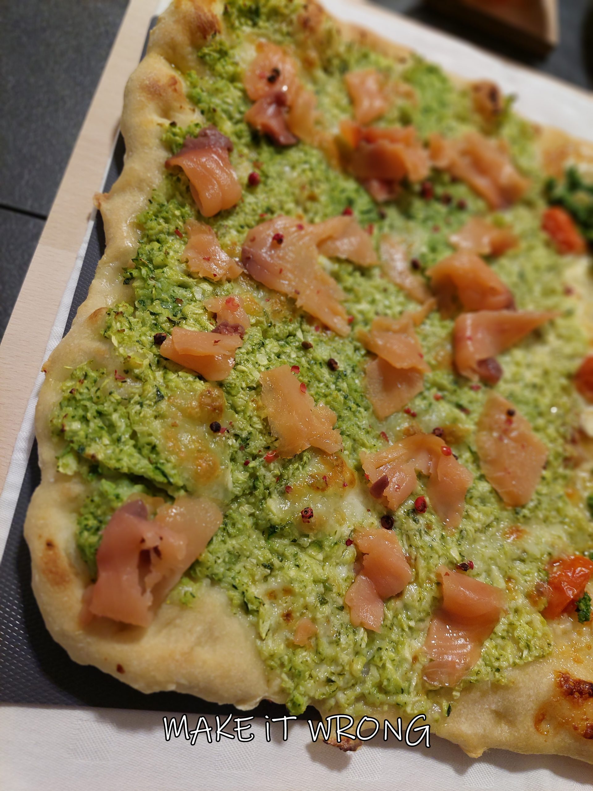 Pizza con pesto di zucchine e salmone