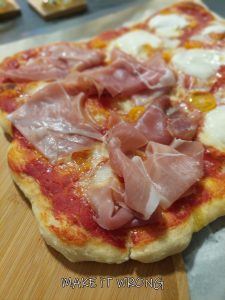 Pizza con prosciutto crudo