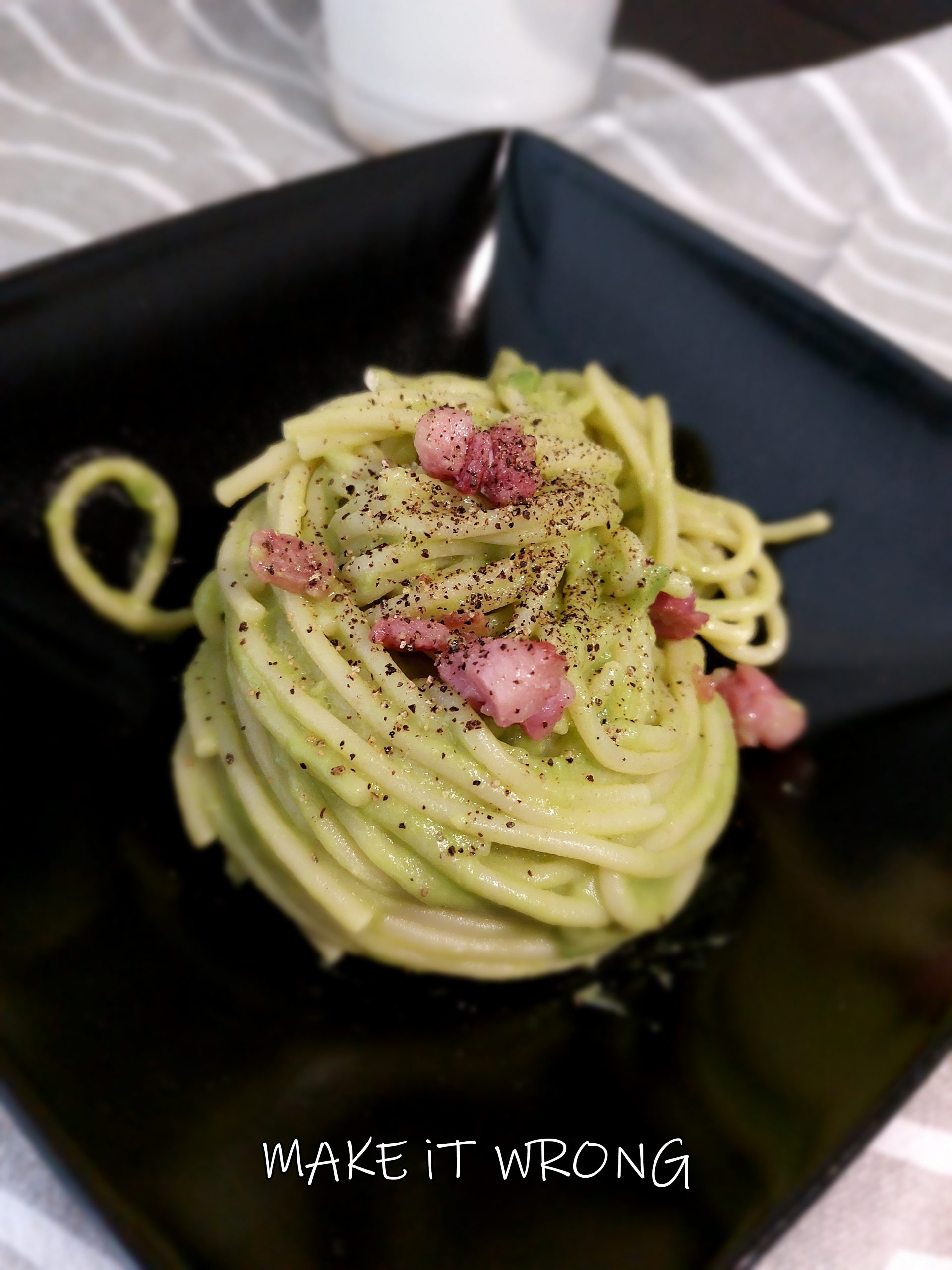 Pasta con avocado e pancetta