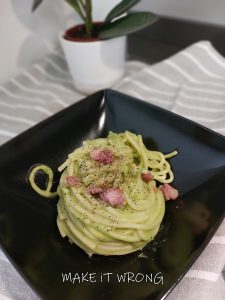 Pasta con avocado e pancetta