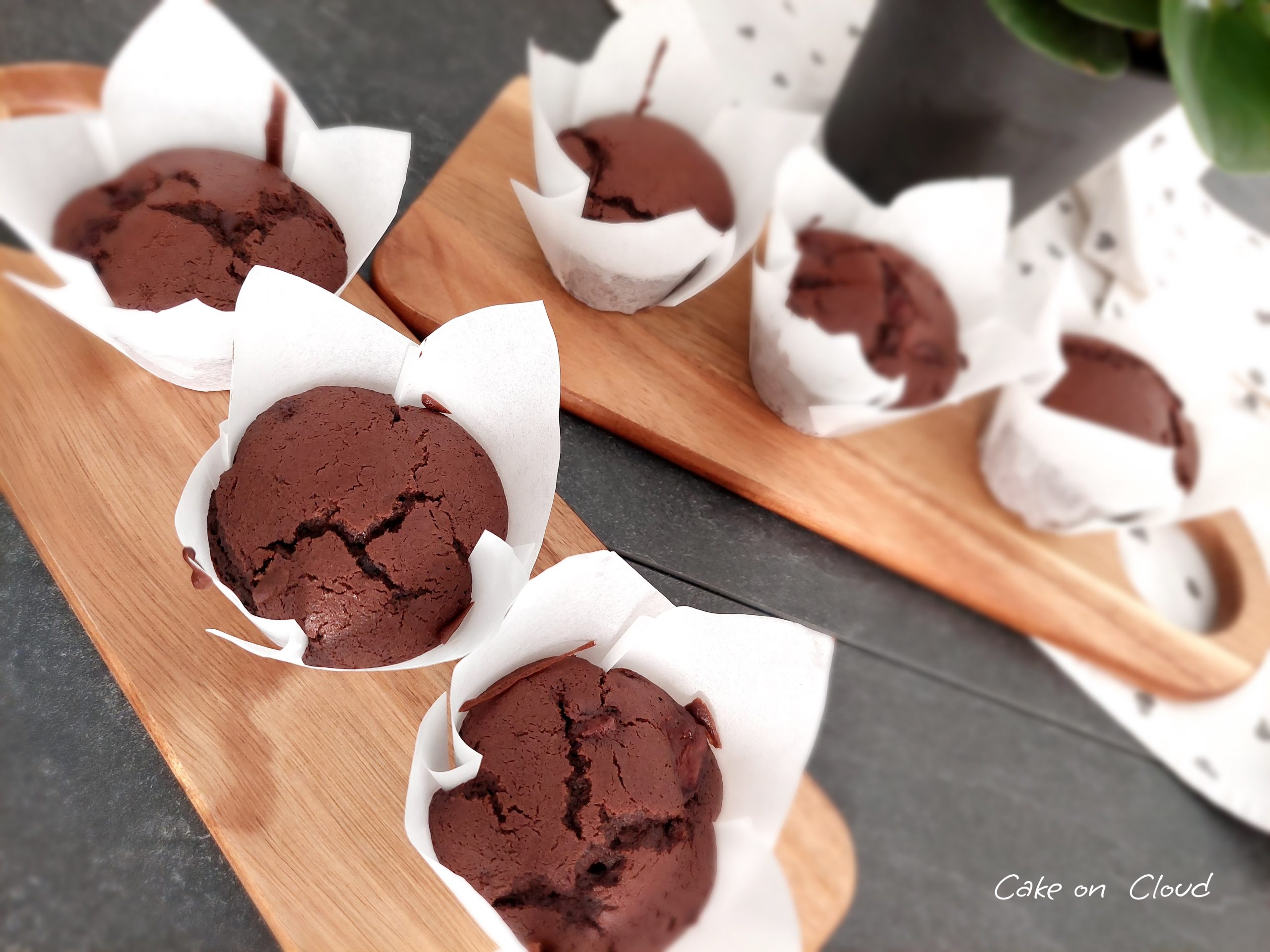 Muffin al cioccolato e ciliegie