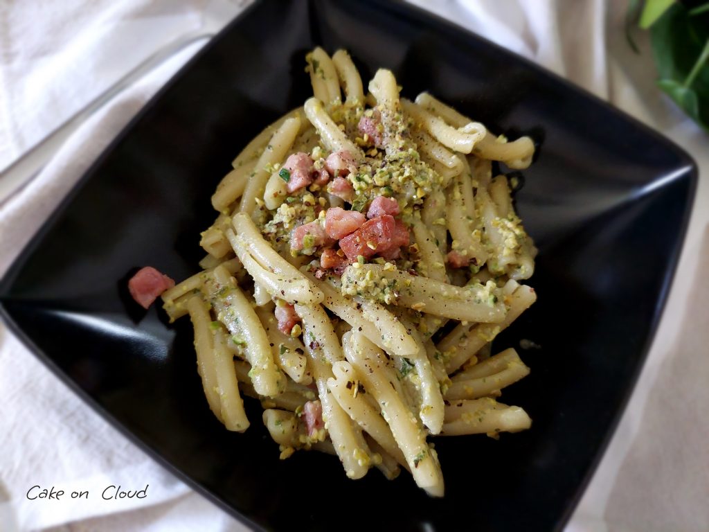 Pasta con pesto di pistacchi e pancetta