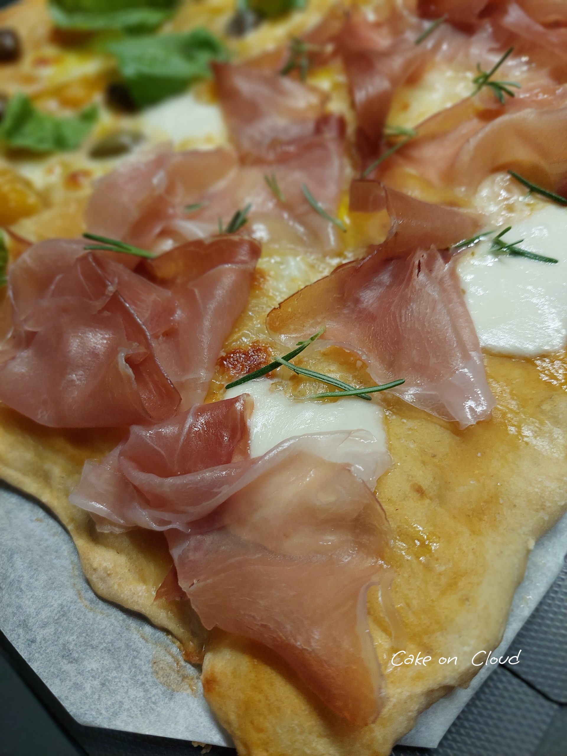 Pizza gialla con speck