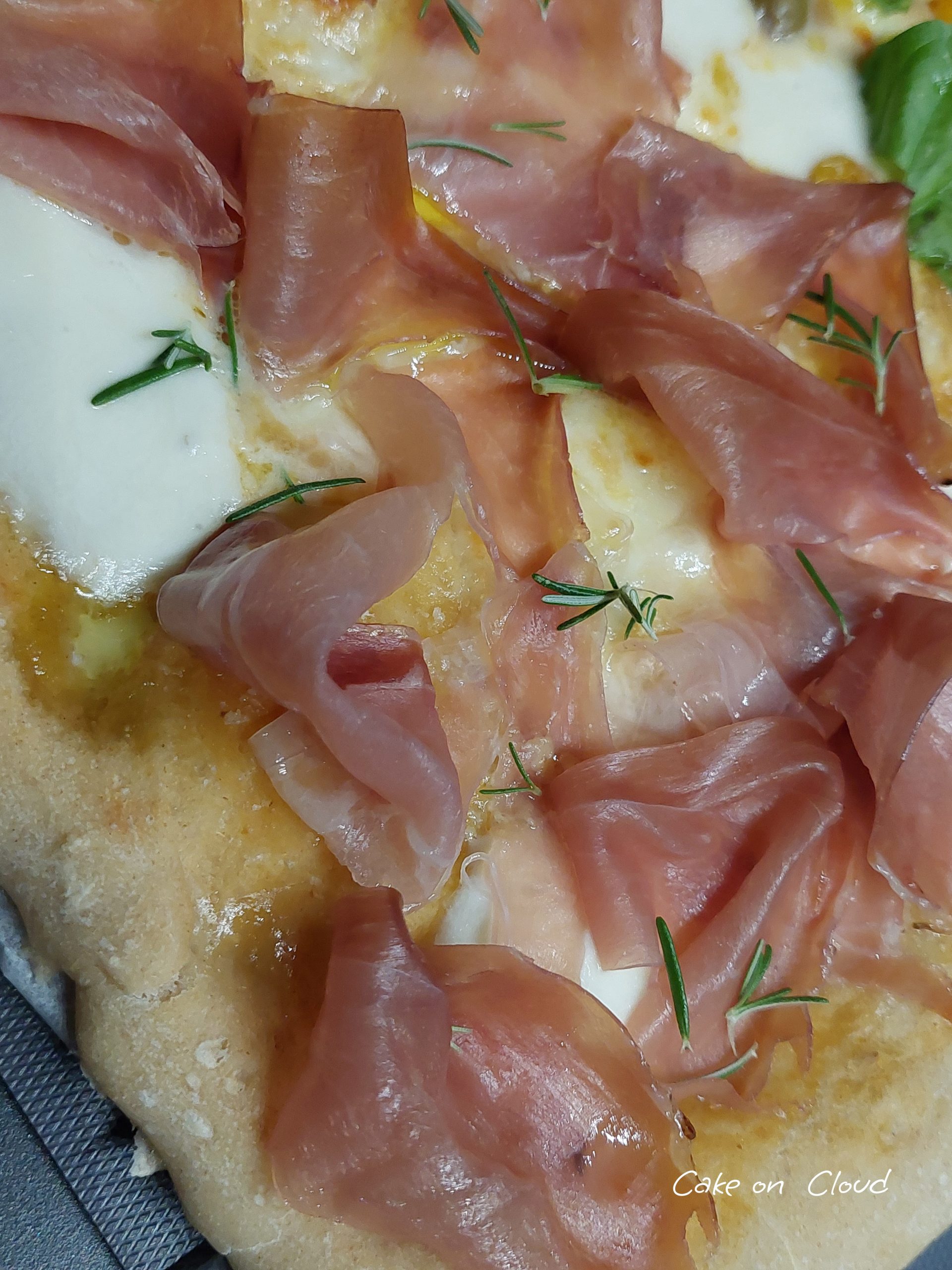 Pizza gialla con speck