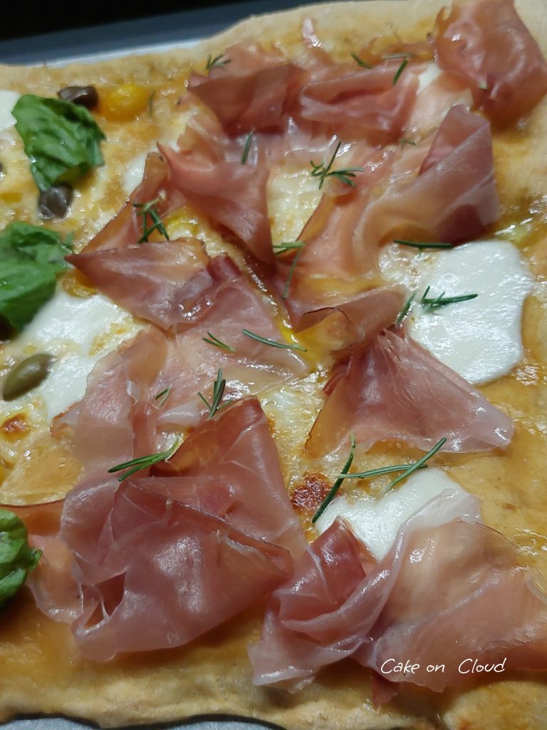 Pizza gialla con speck