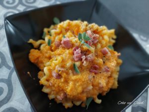 Pasta crema di carote e pancetta