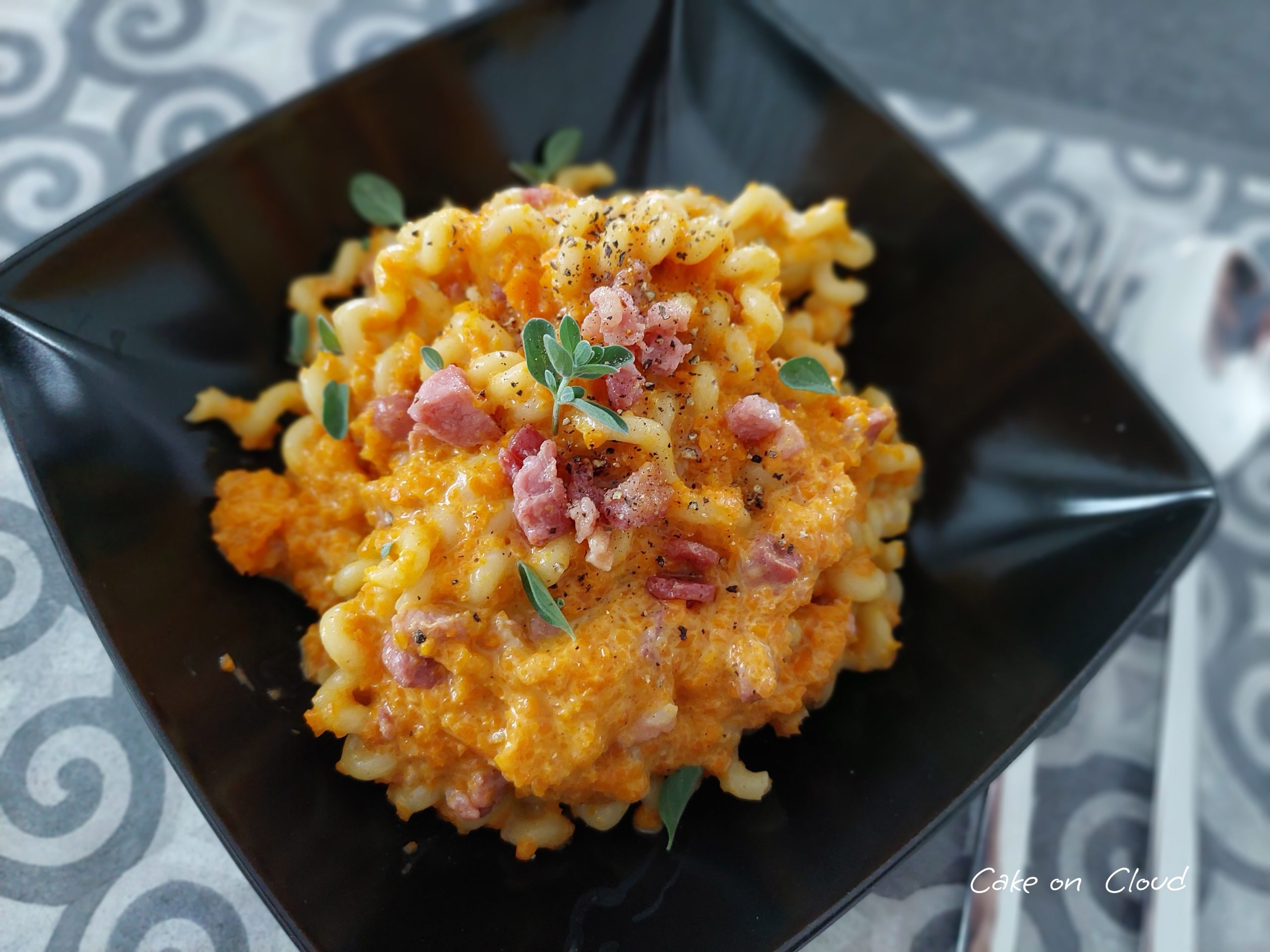 Pasta crema di carote e pancetta