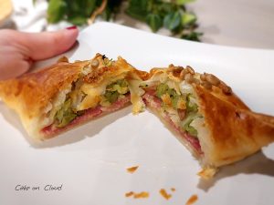 Fagottini di sfoglia con salame e zucchine