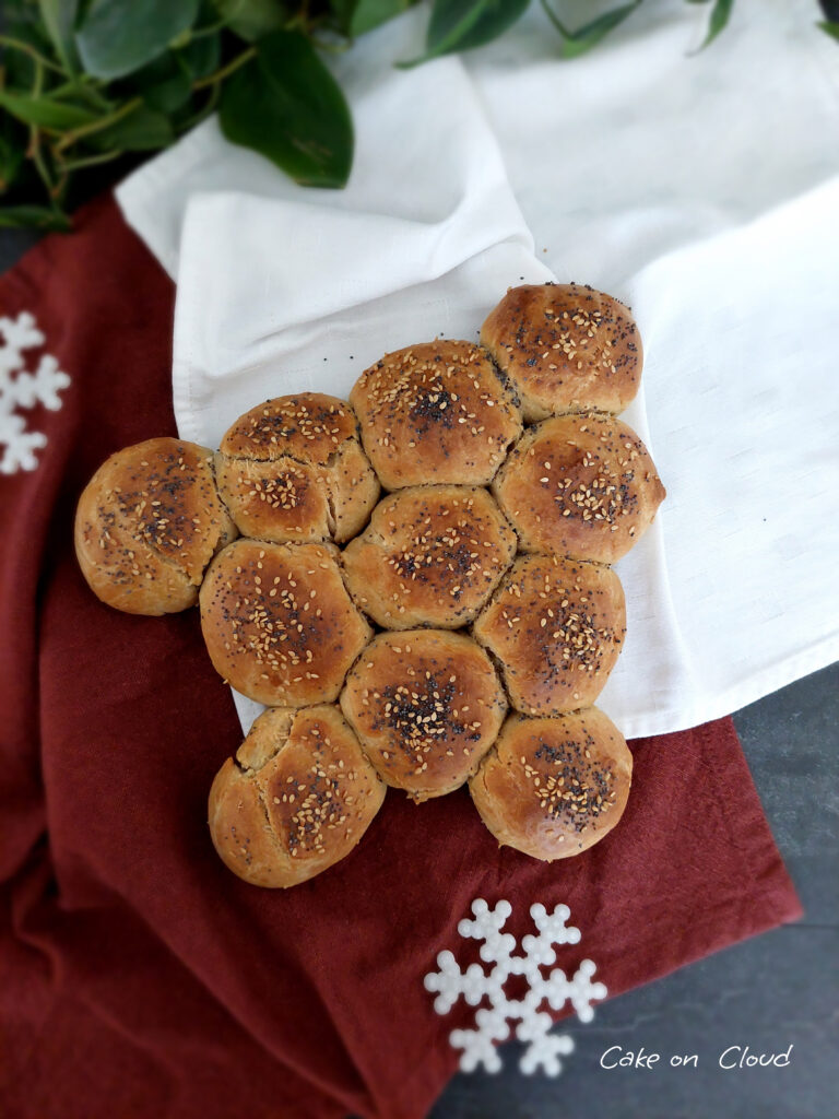 Albero di Natale con panini soffici al latte