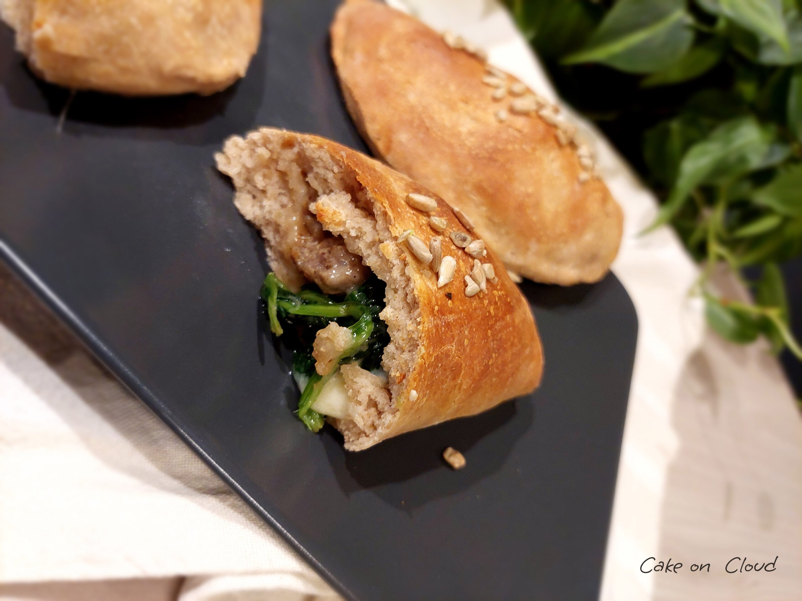 Calzoni siciliani con spinaci e salsiccia