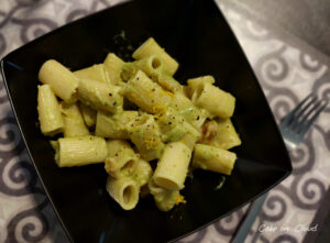 Pasta con crema di avocado e salmone