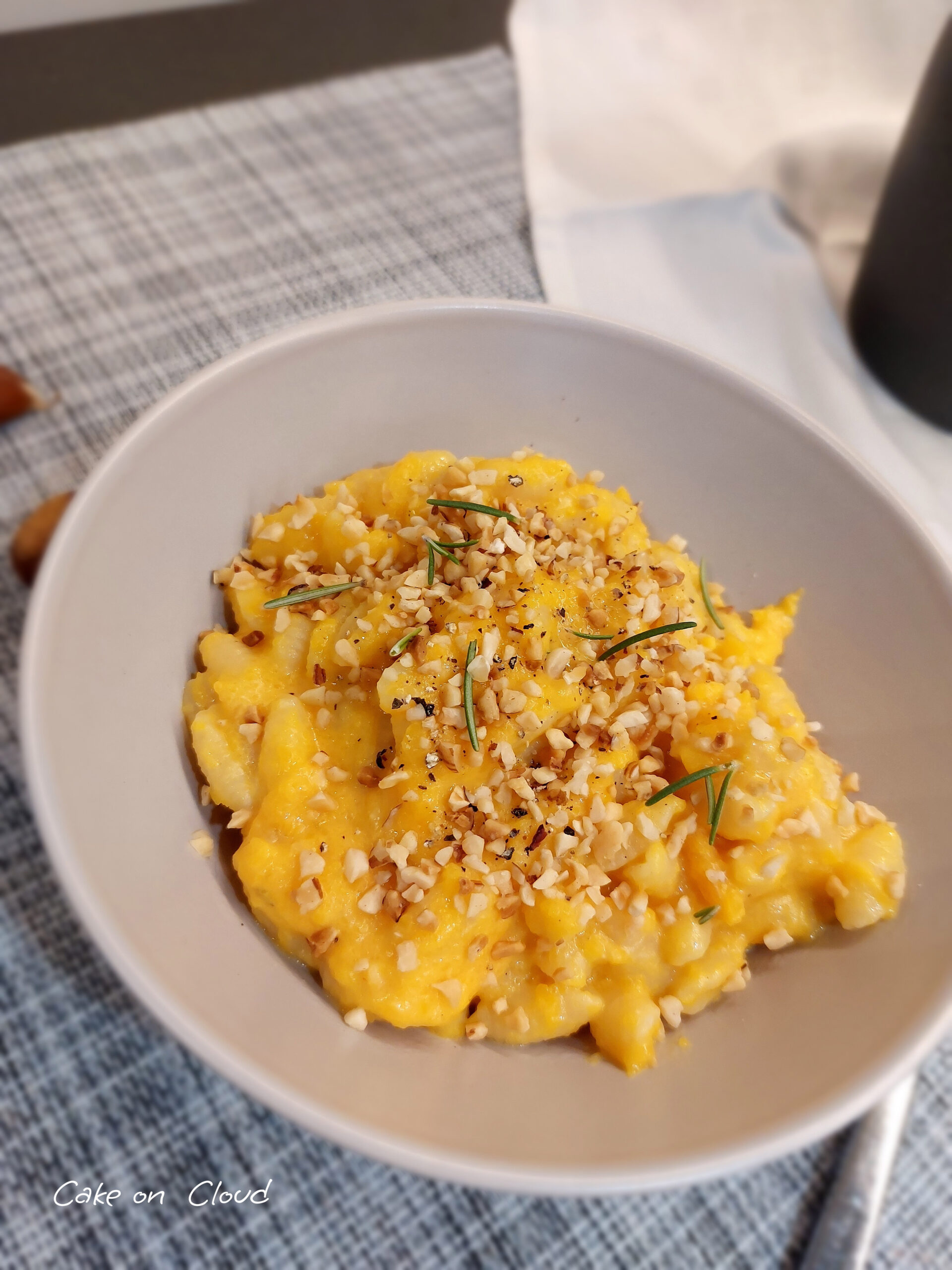 Pasta con crema di zucca e nocciole tostate