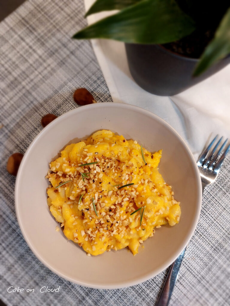 Pasta con crema di zucca e nocciole tostate