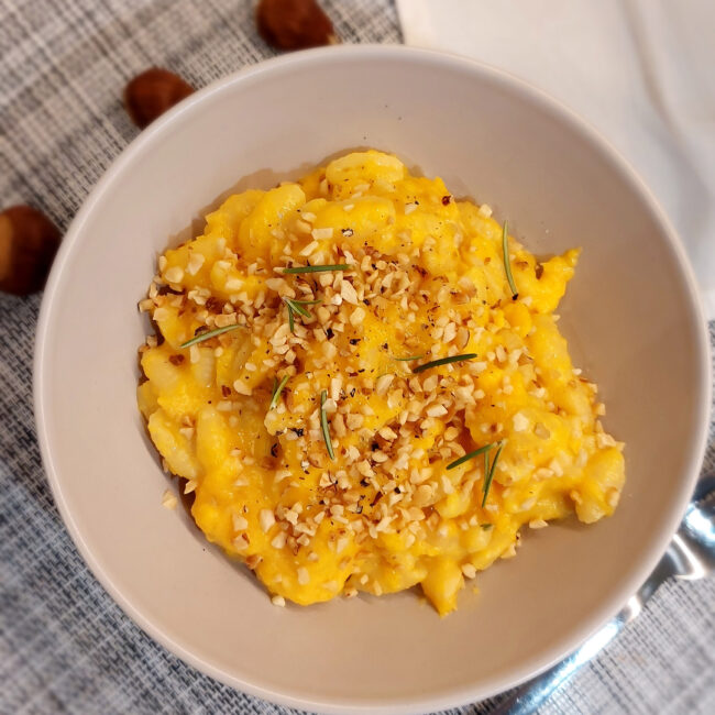 Pasta con crema di zucca e nocciole tostate