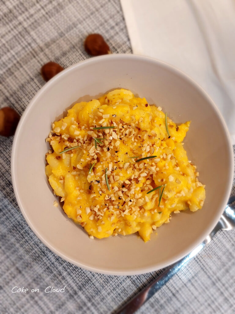 Pasta con crema di zucca e nocciole tostate