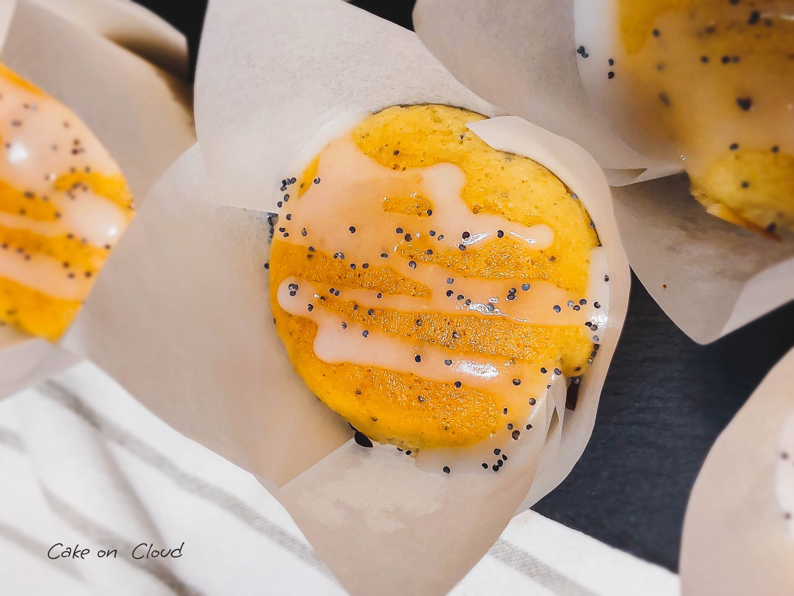 Muffin limone e semi di papavero glassati