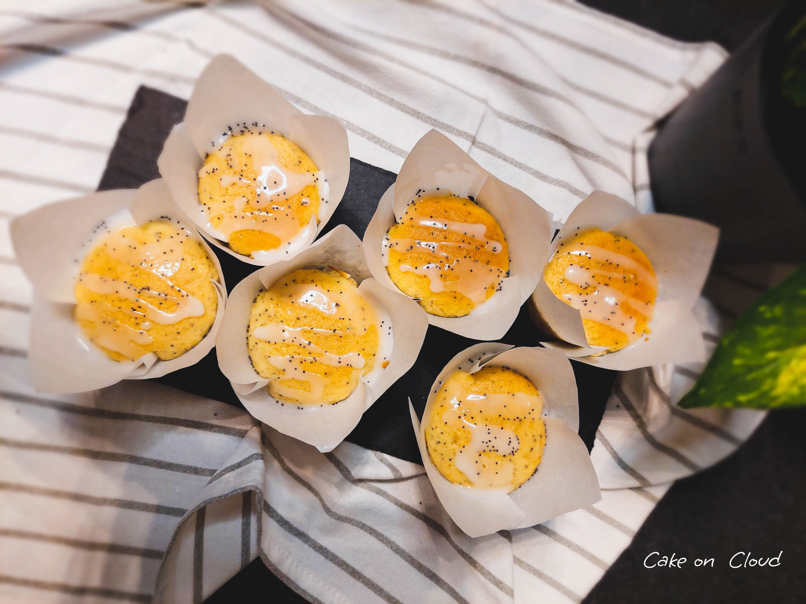 Muffin limone e semi di papavero glassati