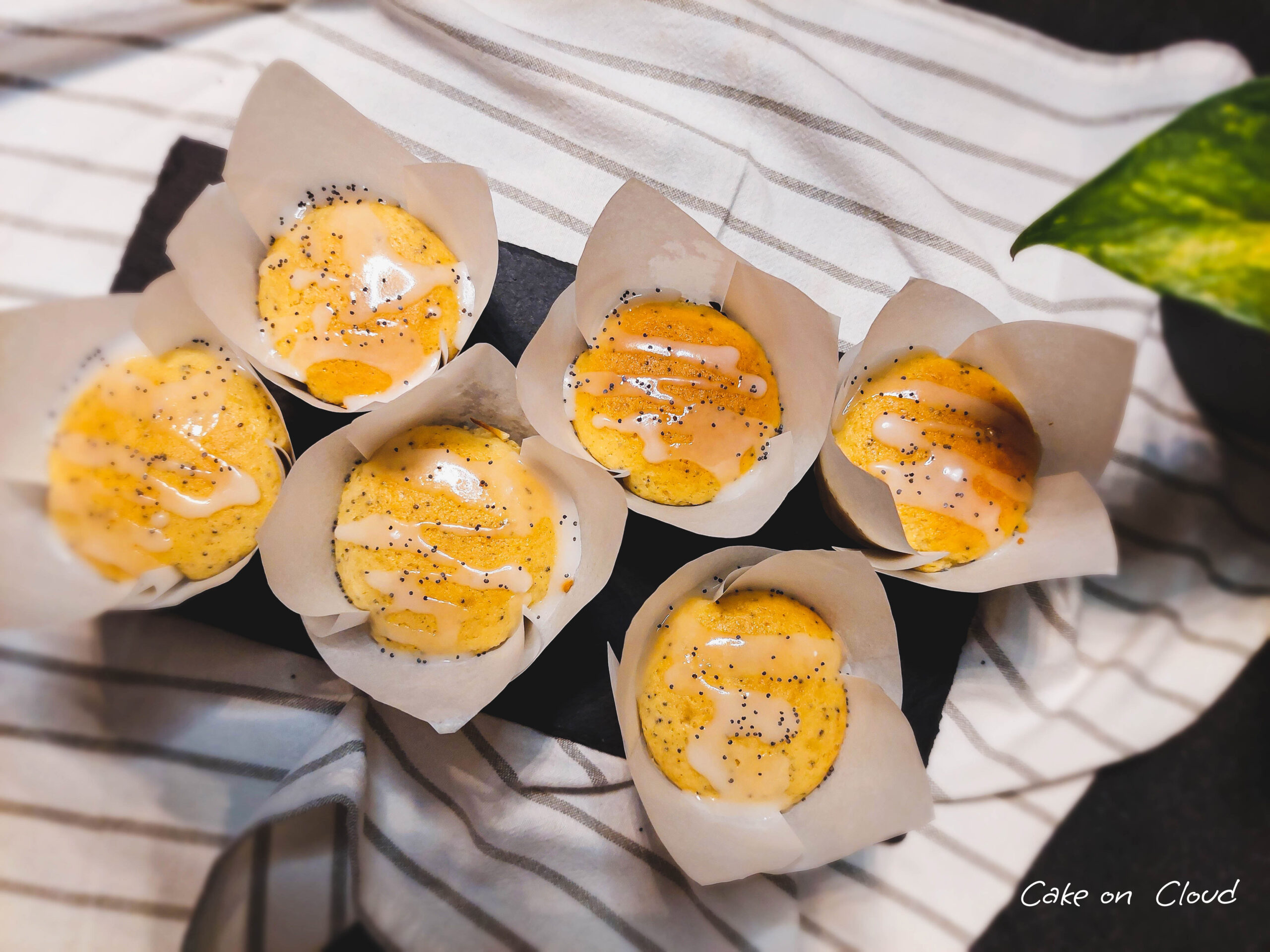 Muffin limone e semi di papavero glassati