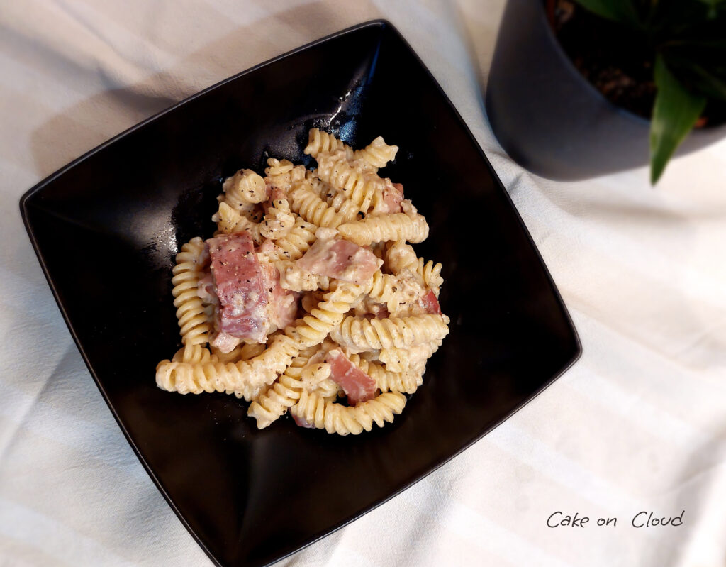 Pasta con salsa alle noci e speck