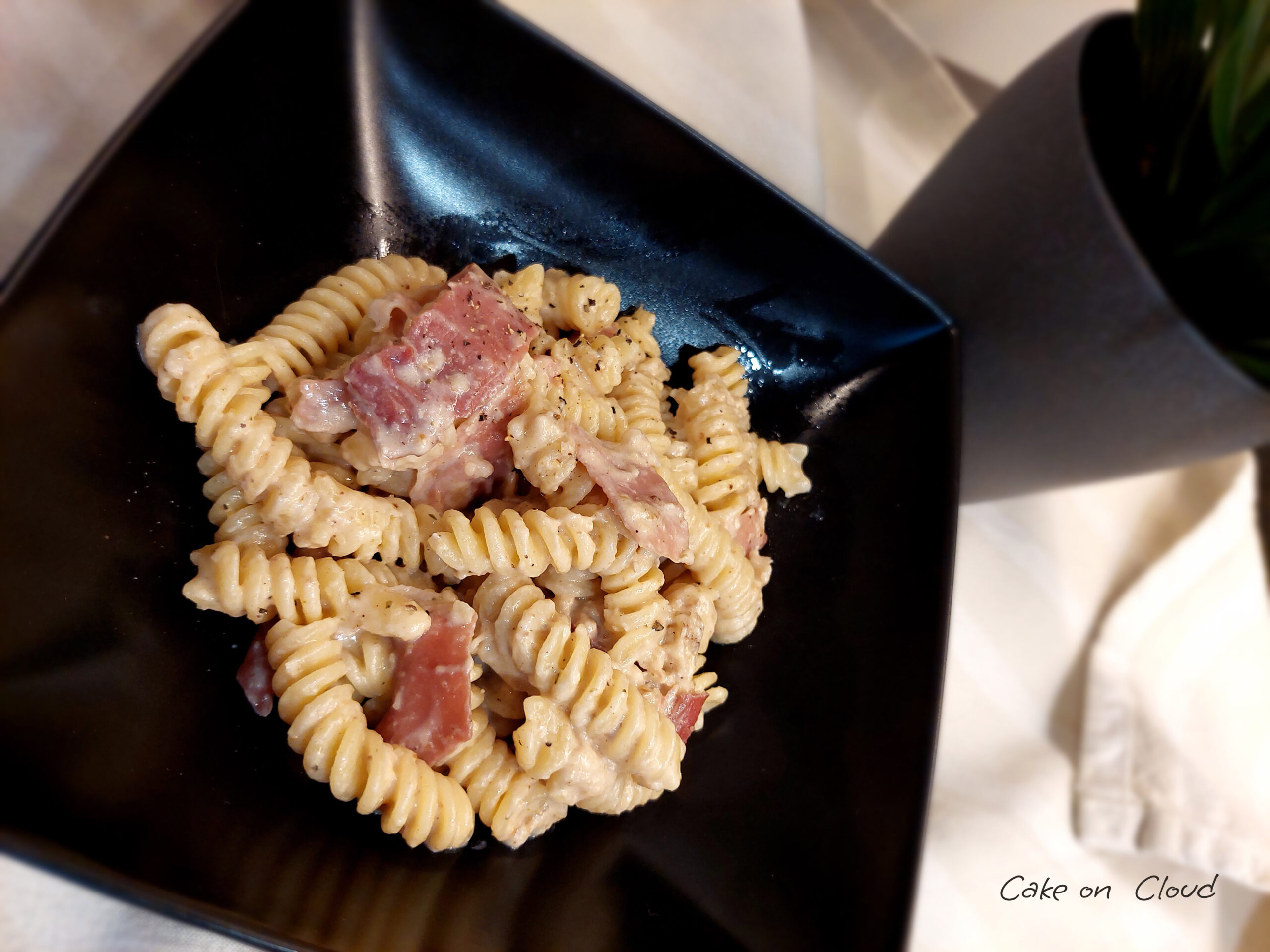 Pasta con salsa alle noci e speck