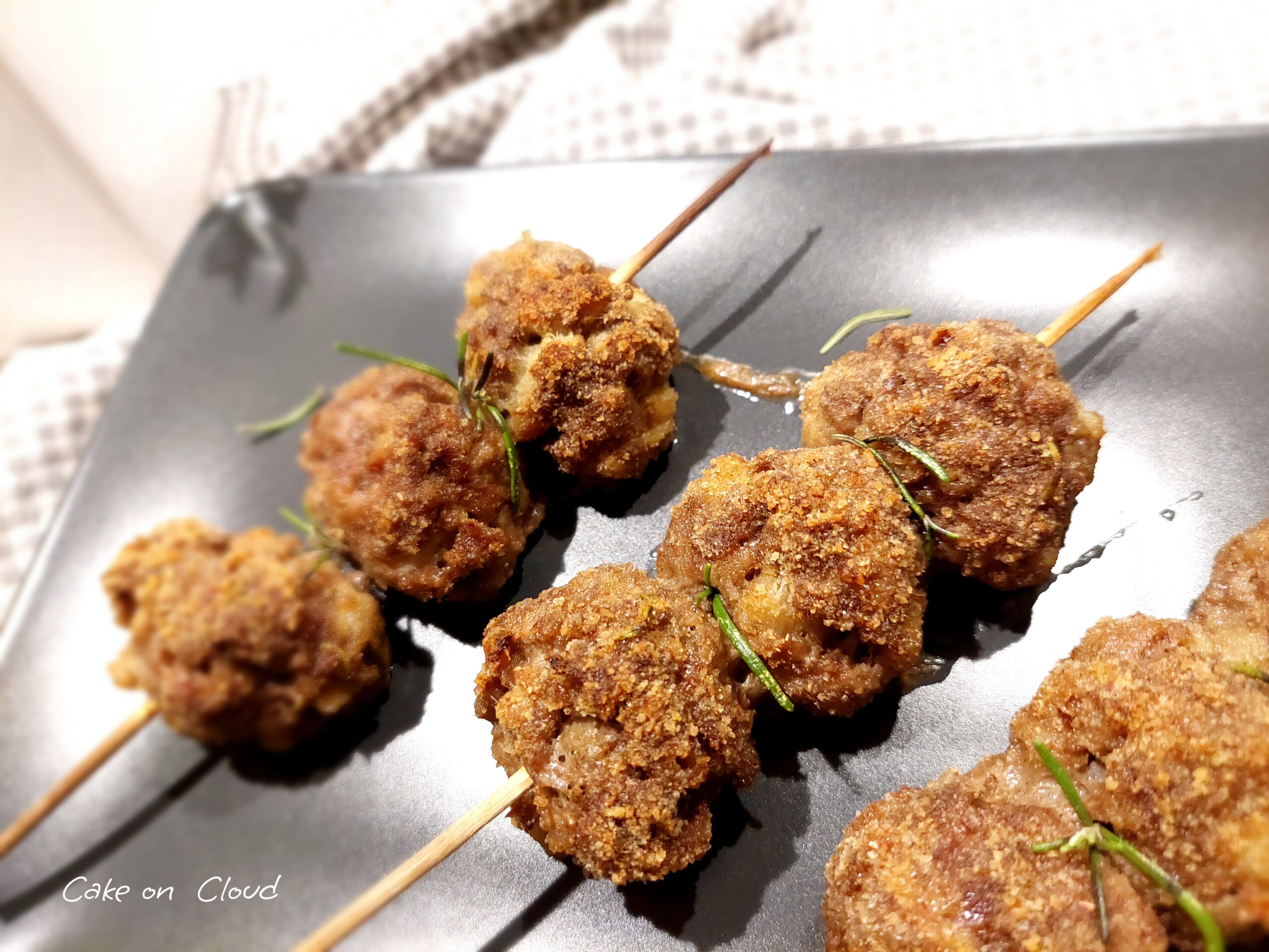 Spiedini di polpette al rosmarino