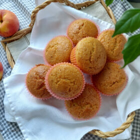 Muffin pesca e mandorle vegan