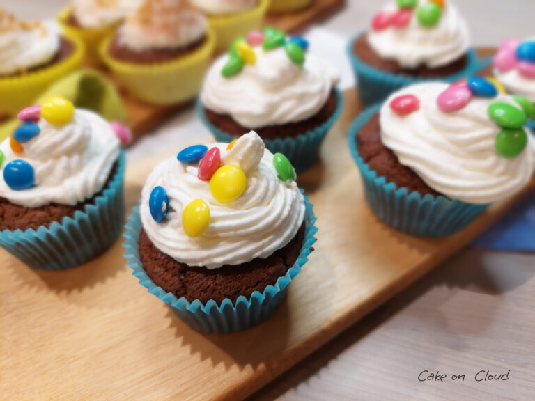 Cupcake al cioccolato con frosting allo yogurt greco