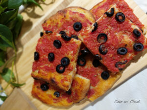 Focaccia rossa con olive