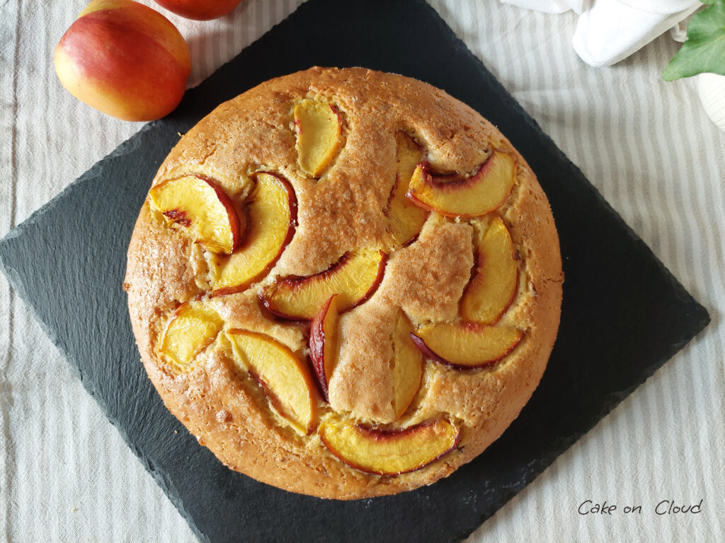 Torta pesca e gocce di cioccolato bianco