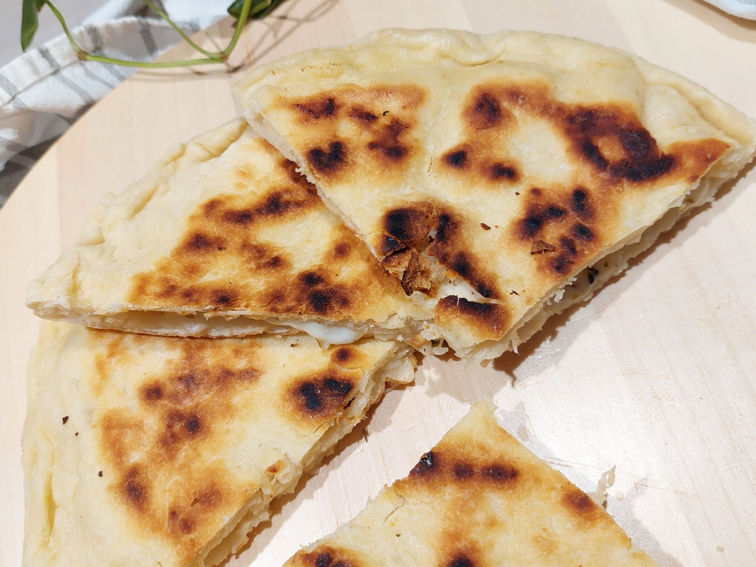 Focaccia in padella con mozzarella