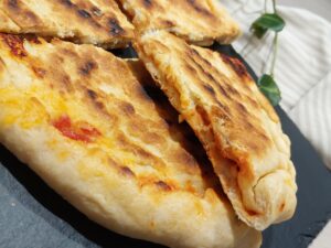 Focaccia in padella – pomodoro e formaggio