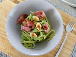 Pasta con crema di broccoli e speck