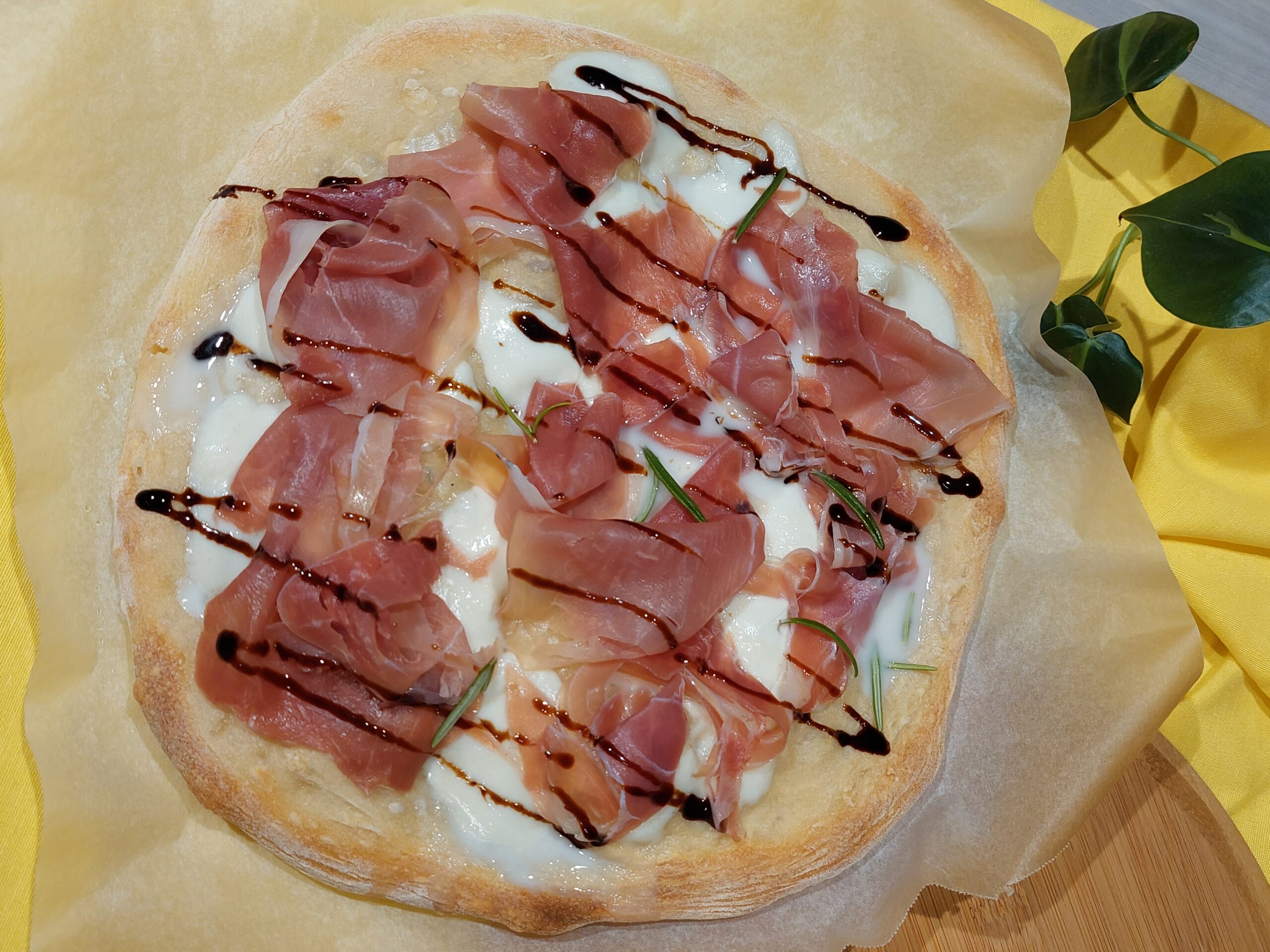 Pizza bianca con prosciutto crudo