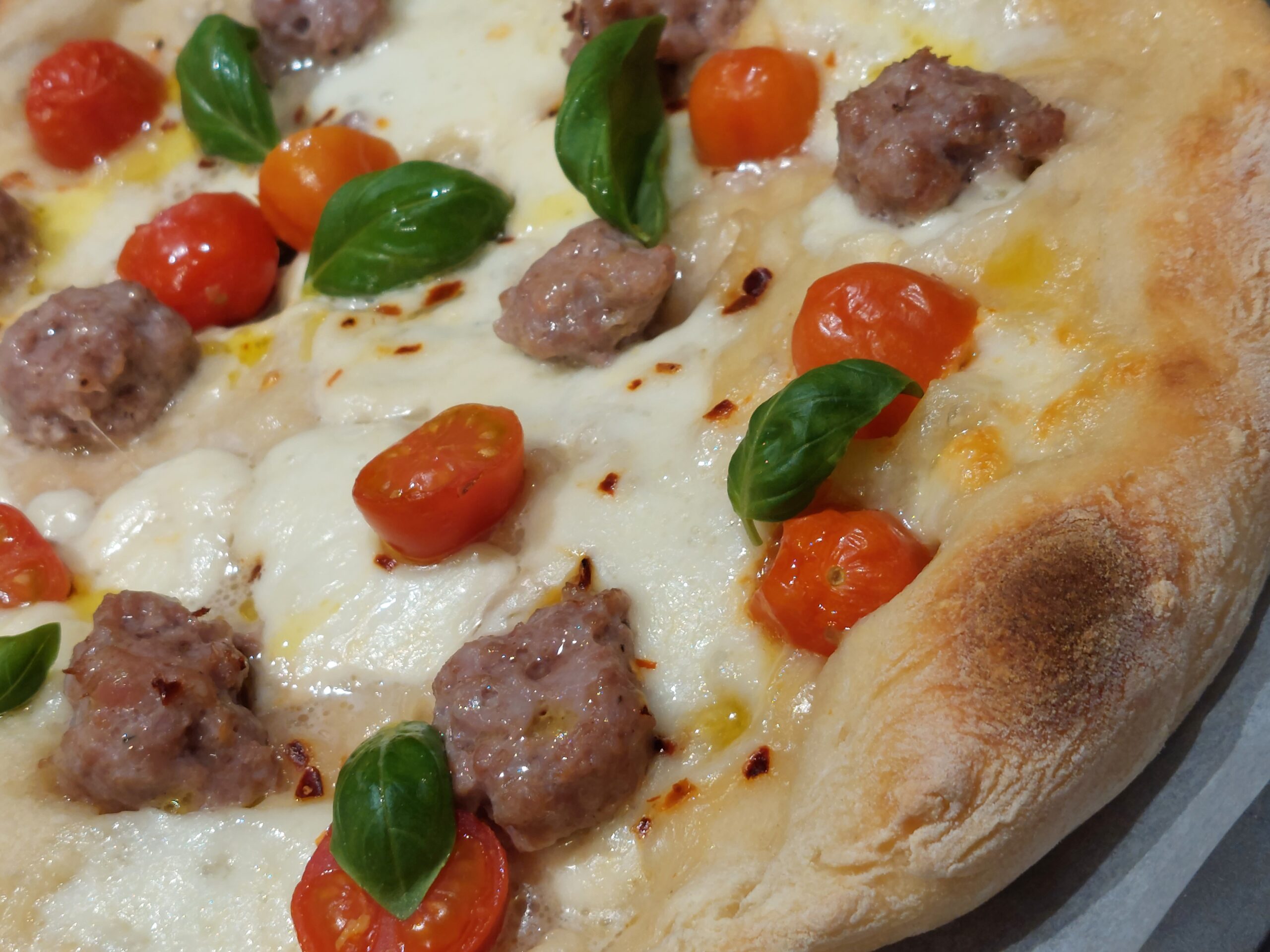 Pizza bianca salsiccia e pomodoro