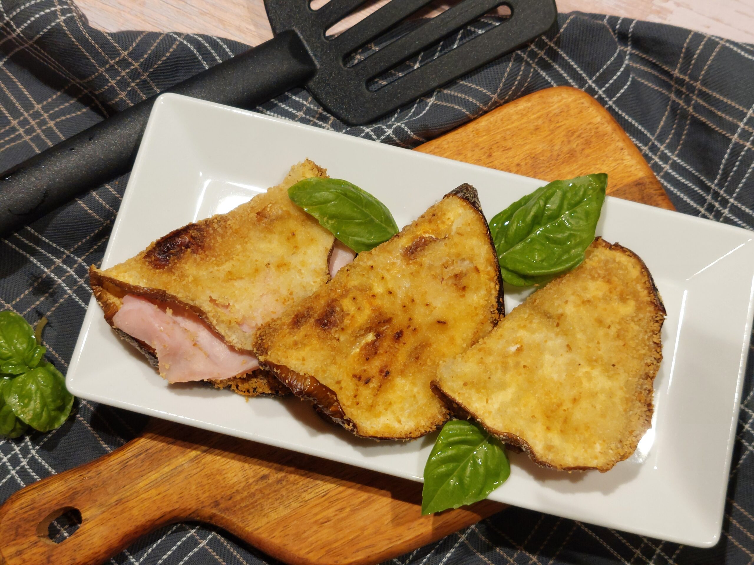 Mezzelune di melanzane ripiene di prosciutto cotto