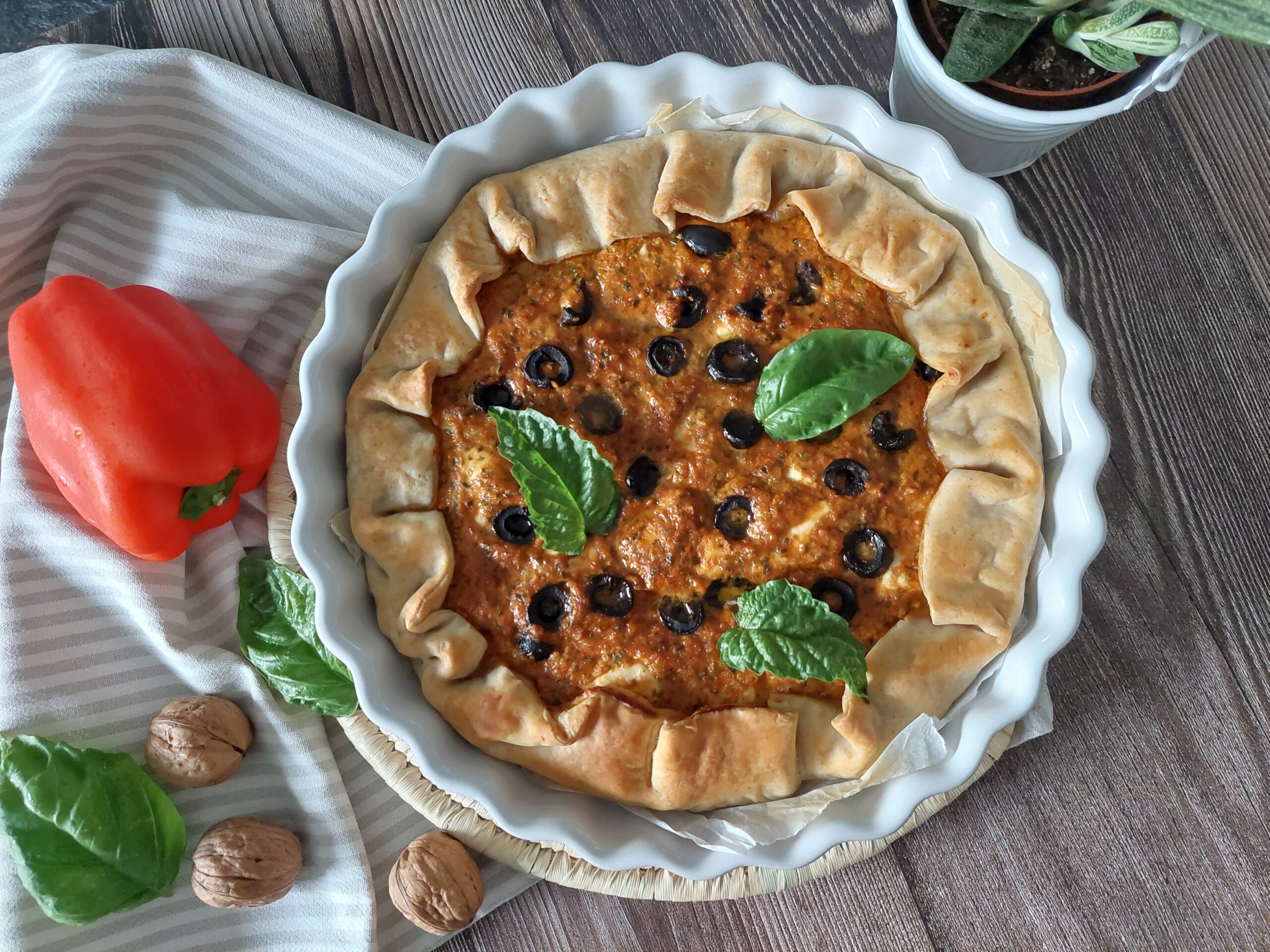 Torta salata con pesto di peperoni e noci